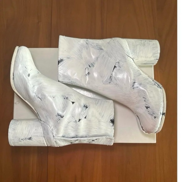 Maison Martin Margiela White and Black Ankle Boots - Picture 3 of 4